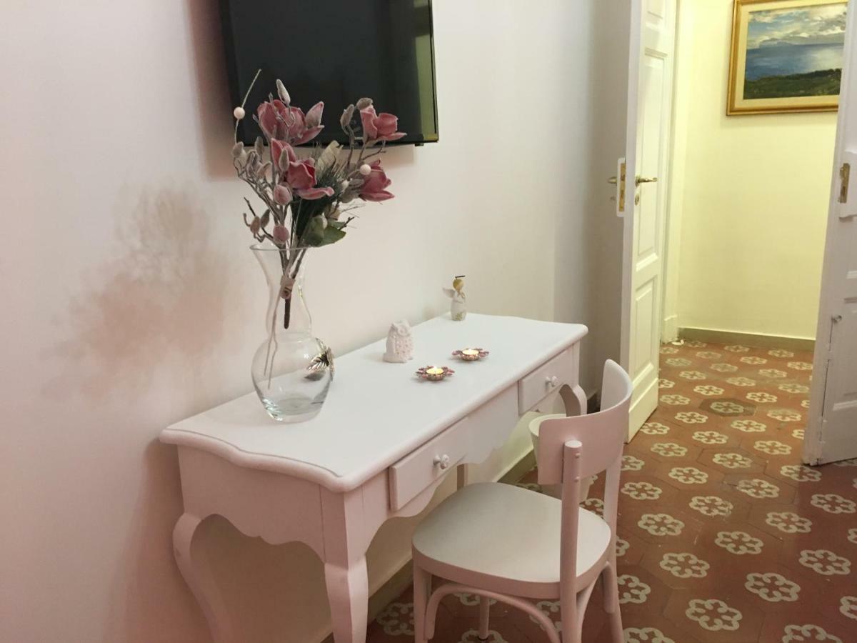 B&B Resta Cu Mme Napoli Eksteriør bilde